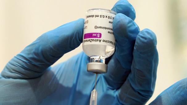 <p>Belgien weicht wie einige andere EU-Mitgliedsländer von den Empfehlungen der EMA ab und schränkt den Einsatz des Astrazeneca-Impfstoffs ein.</p>