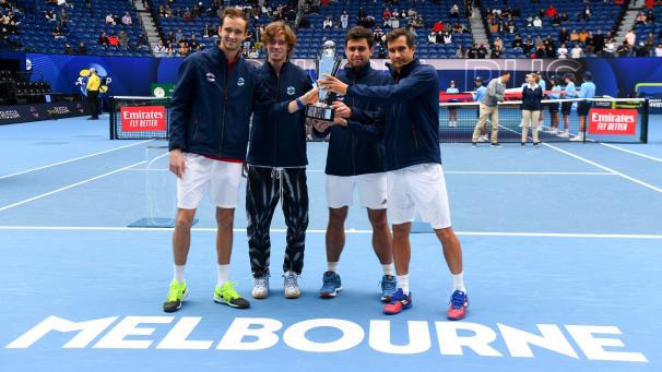 <p>Die russischen Tennis-Herren haben den ATP Cup in Melbourne gewonnen. Das Team um den Weltranglistenvierten Daniil Medwedew siegte gegen Italien mit 2:0.</p>