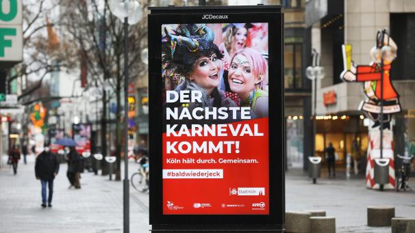 <p>Eine Anzeige mit der Aufschrift „Der nächste Karneval kommt. Köln hält durch. Gemeinsam.“ steht in der Kölner Stadt. Die Plakatkampagne der Stadt soll die die Menschen auf den nächsten Karneval vertrösten.</p>