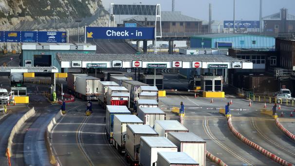 <p>Lastwagen fahren zum Check-in in das Terminal am Hafen in Dover.</p>
