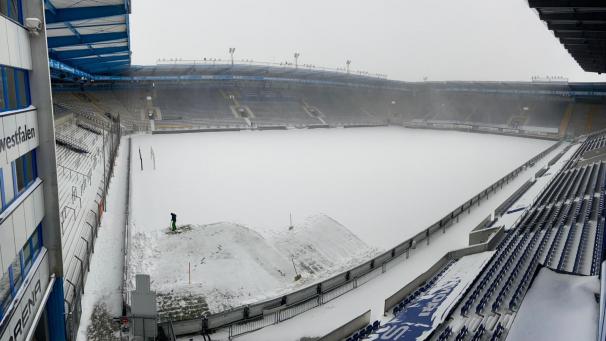 <p>Ein Blick in die völlig verschneite Schüco Arena in Bielefeld.</p>