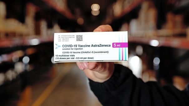 <p>Das von der HSE veröffentlichte Foto zeigt eine Verpackung der ersten Charge des Corona-Impfstoffes des Herstellers Oxford/AstraZeneca.</p>