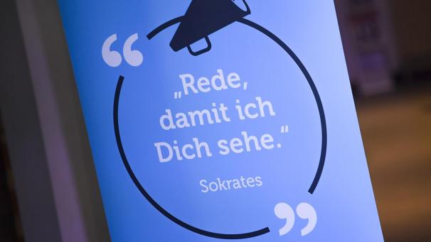 <p>„Rede, damit ich Dich sehe“: Dieser Ausspruch wird dem griechischen Philosophen Sokrates zugeschrieben. Er ist seit vielen Jahren das Motto des Rednerwettstreits Rhetorika.</p>