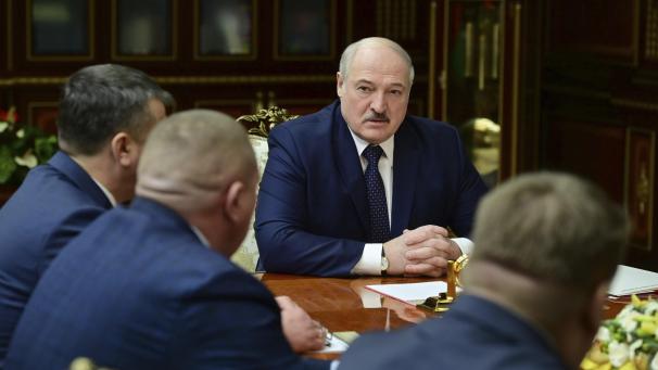 <p>Ein Schnappschuss von der Corona-Pandemie: Alexander Lukaschenko bei einem Treffen mit Spitzenbeamten in Minsk.</p>