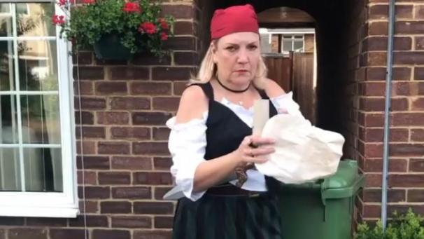 <p>Weil es vielen in Coronazeiten miserabel geht, will die Britin Andrea Belcher die Menschen zum Lachen bringen.</p>