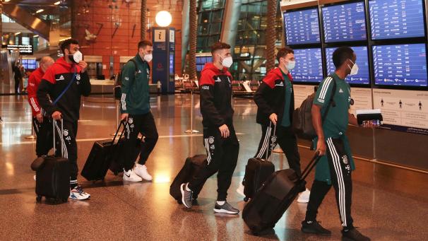 <p>Die Bayern bei ihrer Ankunft in Doha</p>