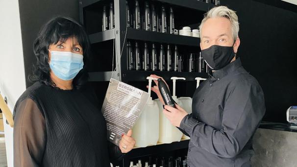 <p>Der Lichtenbuscher Friseur Oliver Bergmann (r.) hat die Corona-Zwangspause genutzt, um nun mit seiner Produktserie an den Start zu gehen.</p>