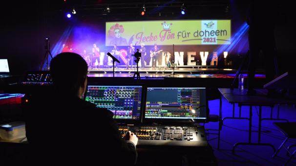 <p>Ein tolles Bühnenbild bietet die Show „Jecke Tön für doheem“, die am kommenden Sonntag und Montag im Internet ausgestrahlt wird.</p>