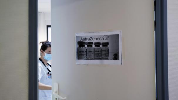 <p>Dieses Bild entstand in Lyon: Eine Mitarbeiterin des Gesundheitswesens schließt eine Tür, während sie Dosen des Impfstoffs von Astrazeneca vorbereitet.</p>