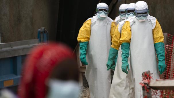 <p>Auf diesem Foto vom 16. Juli 2019 betreten Gesundheitsfachkräfte in Schutzkleidung ein Ebola-Behandlungszentrum im Kongo.</p>