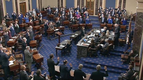 <p>Dieses Standbild zeigt Patrick Leahy (r), Senator der Demokraten, der das Amtsenthebungsverfahren gegen den ehemaligen Präsidenten Donald Trump leiten wird, bei der Vereidigung der Mitglieder des Senats für das Amtsenthebungsverfahren gegen den ehemaligen Präsidenten Donald Trump im Senat.</p>