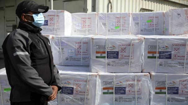 <p>Indisches Wachpersonal steht neben einer Lieferung des Corona-Impfstoffes des Herstellers Oxford/AstraZeneca.</p>