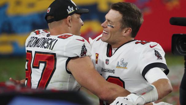 <p>Tom Brady (rechts) feiert gemeinsan mit Tight End Rob Grondowski.</p>