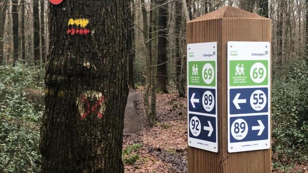 <p>Auch visuell sind die Markierungen auf Holzpfosten gut sichtbar aufgestellt. Zwei Farben machen das System leicht verständlich.</p>