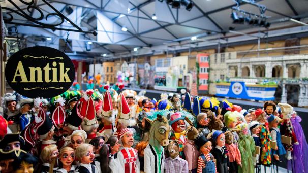 <p>Figuren aus dem Hänneschen-Theater stehen beim Richtfest für den Kölner Miniatur-Rosenmontagszug. Der echte Rosenmontagszug 2021 fällt wegen Corona aus. Er wird jedoch im Format des Stockpuppentheaters Hänneschen aufgebaut und am Rosenmontag vom WDR-Fernsehen gezeigt.</p>