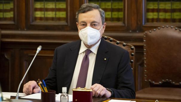 <p>Der frühere Chef der Europäischen Zentralbank, Mario Draghi, trägt einen Mund-Nasen-Schutz während der Beratungen zur Bildung der neuen italienischen Regierung.</p>