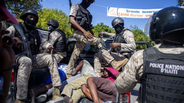 <p>Polizisten bringen festgenommene Demonstranten zu einer Polizeistation während eines Protests gegen den Präsidenten Moise.</p>