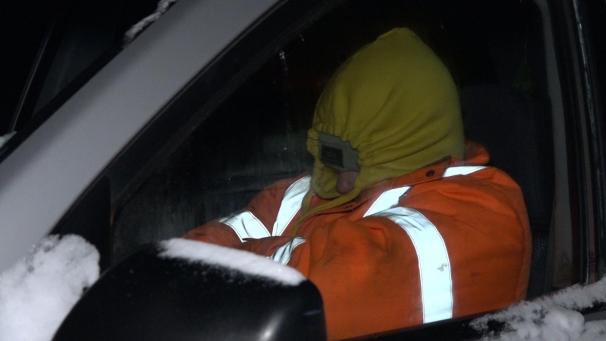 <p>Auf der A2 bei Bielefeld verbrachten Fahrer und Mitfahrende die ganze Nacht auf der Straße und mussten bei klirrender Kälte zum Teil mehr als 16 Stunden lang in ihren Autos ausharren.</p>