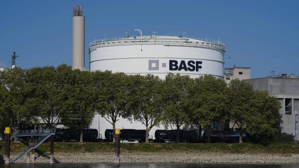 <p>Ein Logo des Chemiekonzerns BASF ist im Stammwerk in Ludwigshafen auf einem großen Lagerbehälter zu sehen.</p>