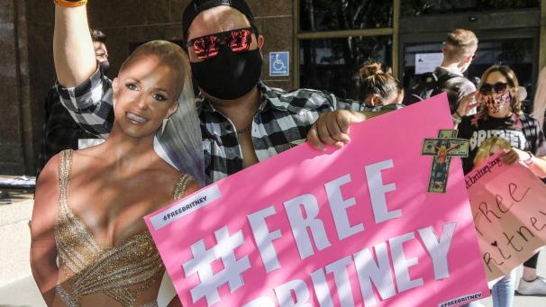 <p>Ein Fan und Unterstützer von US-Popsängerin Britney Spears hält bei einer Protestveranstaltung vor dem Stanley Mosk Gerichtsgebäude neben einem Spears-Pappaufsteller ein Plakat mit der Aufschrift „#Free Britney“. Hier fand per Videokonferenz eine Anhörung um die Vormundschaft ihres Vaters statt. Nachdem die Sängerin wegen beruflicher und privater Probleme psychisch zusammengebrochen war, entschied ein Gericht 2008, ihrem Vater die Vormundschaft zu übertragen. Seither verwaltet er das Vermögen seiner berühmten Tochter.</p>