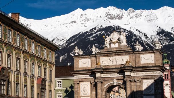 <p>Österreich verhängt im Kampf gegen eine Ausbreitung der Corona-Mutationen nun doch schärfere Maßnahmen in Tirol (hier ein Blick auf die Triumphpforte in Innsbruck).</p>