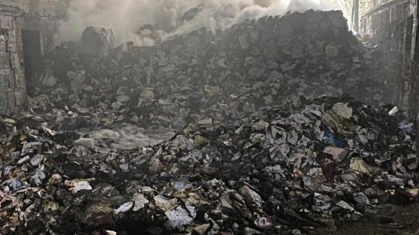 <p>Ein riesiger Berg an verbrannten Schriften fand die Feuerwehr in Limbourg vor.</p>