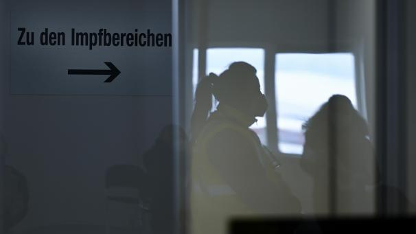 <p>Jetzt stehen auch in der Deutschsprachigen Gemeinschaft fest, wo die beiden Impfzentren angesiedelt werden. Dieses Bild entstand in einem Impfzentrum im deutschen Kassel.</p>