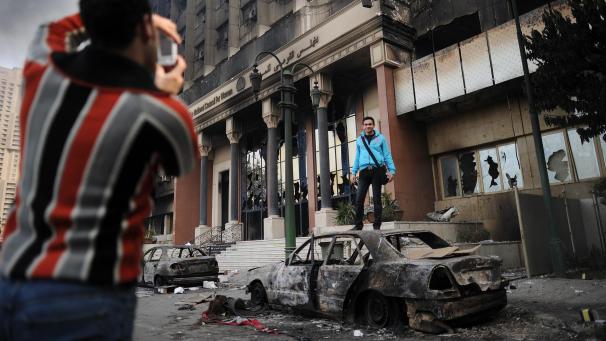 <p>Schaulustige besuchen Ende Januar 2011 in Kairo die ausgebrannte und geplünderte Zentrale der Regierungspartei Mubaraks (Nationaldemokratische Partei, kurz NDP) und machen Fotos.</p>