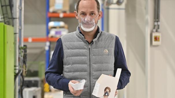 <p>Alexander Weiss und seine Maske: Das Eupener Unternehmen Weimat hat ein durchsichtiges Modell entwickelt, hinter dem sich ein Lächeln nicht verstecken muss.</p>