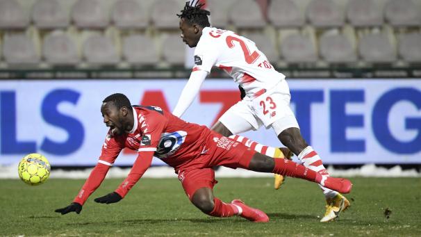 <p>Der Ex-Eupener im Trikot von Kortrijk, Eric Ocansey (links), hier im Duell mit Fessal Tapsoba, wurde vom neuen KVK-Trainer Luka Elsner als Verteidiger aufgeboten.</p>