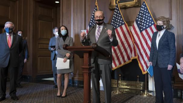 <p>Chuck Schumer (M), Mehrheitsführer der Demokraten im US-Senat, treibt das zweite Amtserhebungsverfahren gegen Ex-Präsident Trump voran.</p>