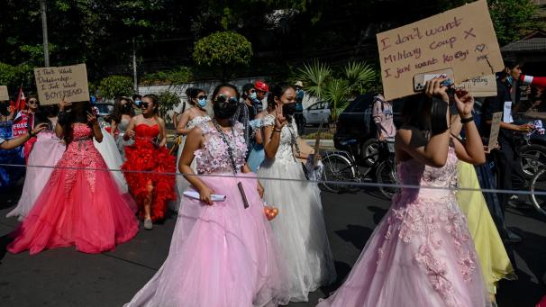 <p>In der größten Stadt Rangun (heute offiziell Yangon) gingen mehr als 100 Frauen in prächtigen Abendkleidern als Disney-Prinzessinen durch die Straßen und forderten die Freilassung der festgesetzten Regierungschefin Aung San Suu Kyi.</p>