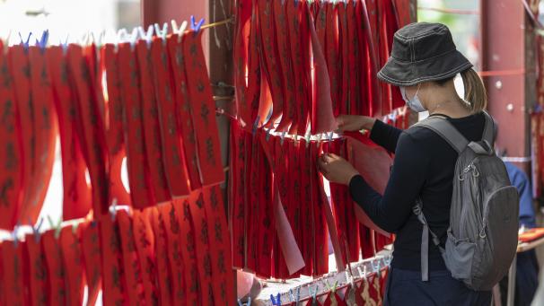 <p>Auch wenn China das Virus weitgehend im Griff hat, können Millionen Chinesen zum Neujahrsfest nicht zu ihren Familien reisen.</p>