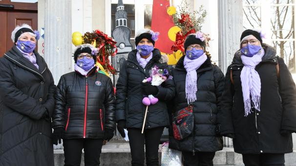 <p>Die fünf Damen des Eupener Altweiber-Komitees lassen sich nicht einschüchtern und bedienen sich der digitalen Kommunikation.</p>