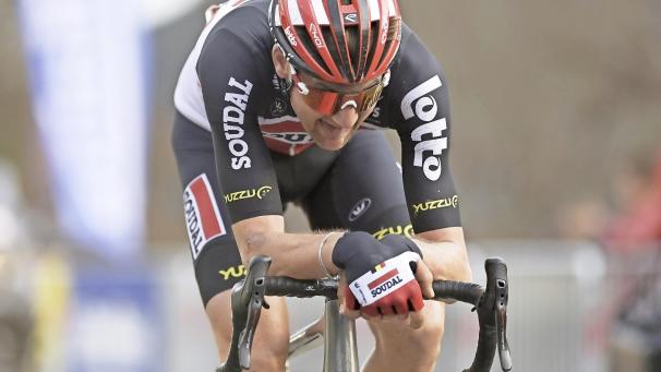 <p>Auch dieses Ablegen der Unterarme, wie Tim Wellens beim Stern von Bessèges in der vergangenen Woche, auf dem Lenker ist ab dem 1. April verboten.</p>