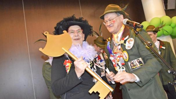 <p>Seit dem letzten Jahr erhält Karin Wagner einen überdimensionalen Schlüssel als Zeichen der Macht.</p>