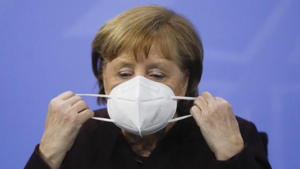 <p>Bundeskanzlerin Angela Merkel (CDU) nimmt sich vor einer Pressekonferenz nach einer Videokonferenz mit den Ministerpräsidenten der Länder im Kanzleramt, die FFP2-Maske ab.</p>
