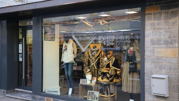 <p>In Kelmis gibt es karnevalistische Grüße aus den Schaufenstern.</p>