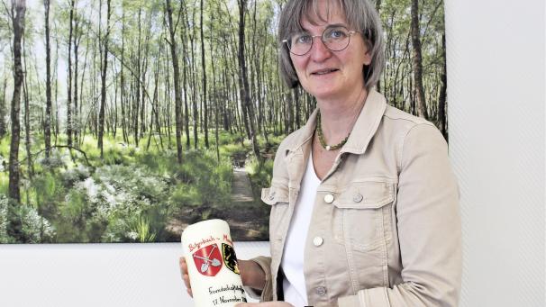 <p>Eine Kerze aus Bütgenbach fand im Büro von Silvia Mertens einen besonderen Platz. Die neue Bürgermeisterin von Monschau ist seit 100 Tagen im Amt.</p>
