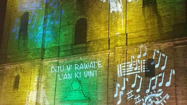 <p>Karnevals-Lichtshow an der Malmedyer Kathedrale</p>