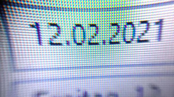 <p>Das Datum 12.02.2021 ist im Windows-Einstellungsfester auf einem Laptop zu sehen.</p>