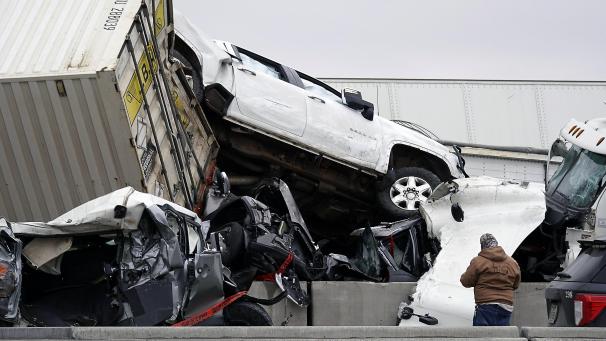 <p>Fahrzeuge stapeln sich nach einem Unfall auf der Interstate 35 in der Nähe von Fort Worth (Texas).</p>