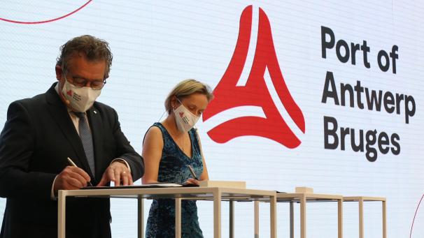 <p>Haben am Freitag die Fusion verkündet: Annick De Ridder (N-VA), Hafenschöffin der Stadt Antwerpen, und Brügges Bürgermeister Dirk De Fauw (CD&amp;V).</p>