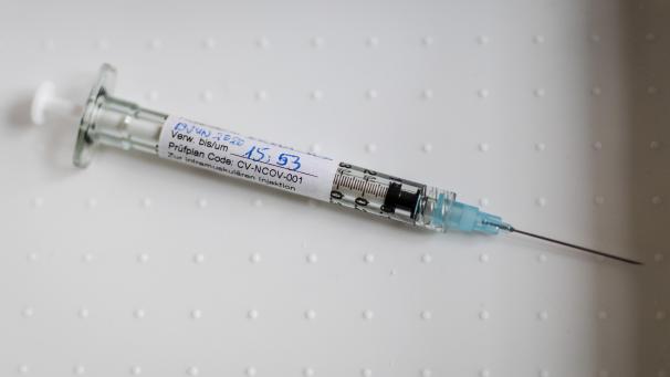 <p>Eine Spritze mit dem Wirkstoff von der Tübinger Firma Cureva liegt auf einer Transportbox.</p>