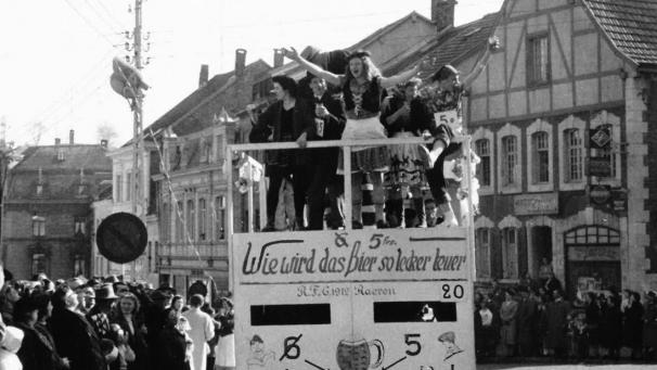 <p>Der Straßenkarneval beschäftigte sich u. a. mit dem Bierpreis.</p>