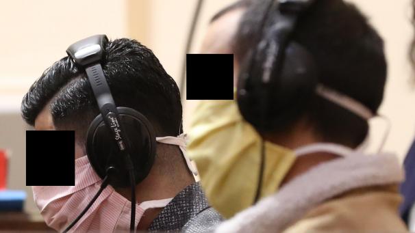 <p>Zwei der Angeklagten im Verhandlungssaal des Strafgerichts von Mons.</p>