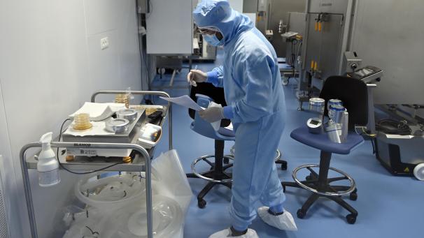 <p>Am Rande des Industriegebiets der belgischen Stadt Seneffe, im Werk des US-Laborausrüsters Thermo Fisher, wird ein entscheidender Bestandteil des Astrazeneca-Impfstoffs gegen Covid-19 hergestellt.</p>