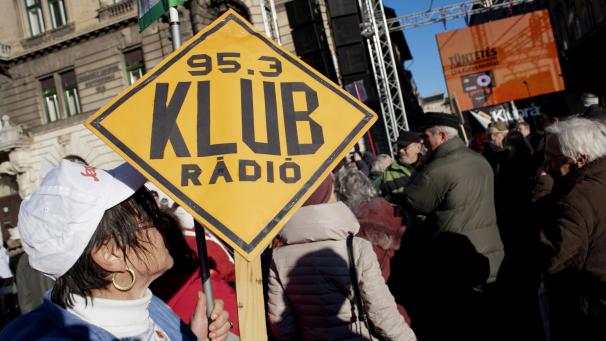 <p>Das Budapester Stadtgericht hatte am Dienstag einen Beschluss der ungarischen Medienaufsichtsbehörde zur Nichtverlängerung der Sendelizenz für das Klubradio für rechtens erklärt.</p>