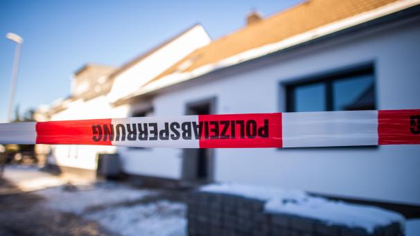 <p>Nach einem Brand am gestrigen Abend entdeckte die Feuerwehr fünf Leichen in einem Haus in Radevormwald (bei Wuppertal).</p>