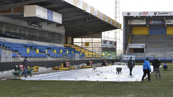 <p>Teile des Rasens waren gefroren.</p>